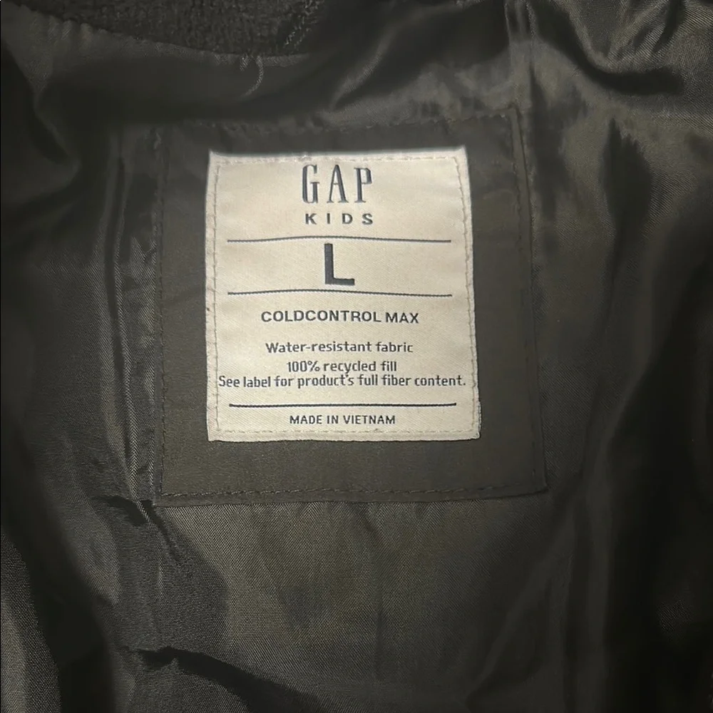 GAP kids large Black Puffer Jacket Sleek and Versatile